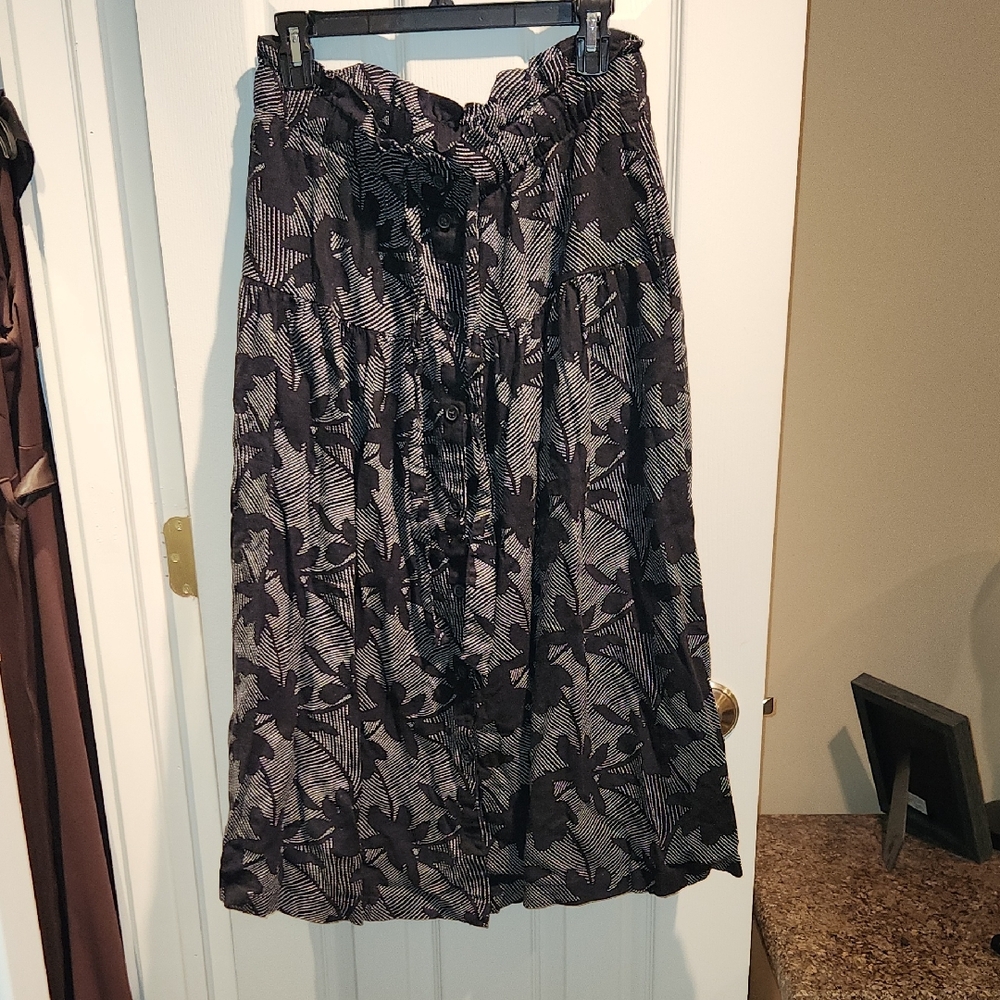 Universal Thread Black and Cream Floral Midi Skirt